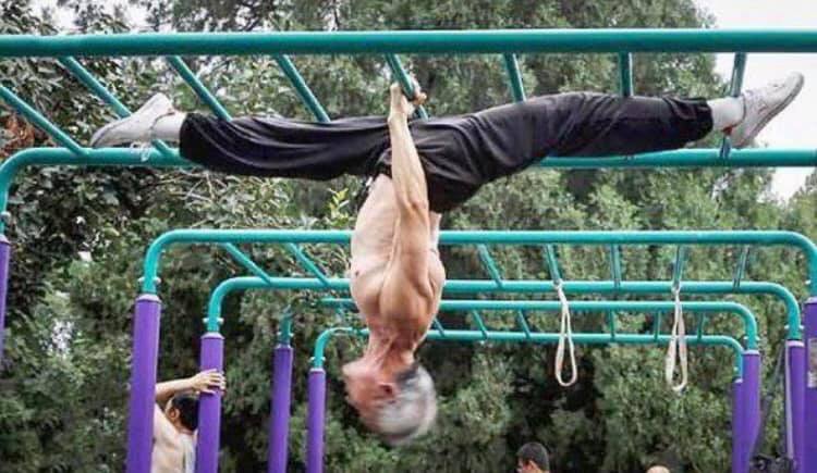 中国の公園に備え付けの健康遊具(器具?)について